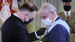 Transmisja uroczystości z okazji święta Konstytucji 3 maja w Pałacu Prezydenckim w Warszawie. Prezydent Andrzej Duda (L) odznaczył Orderem Orła Białego historyka prof. Wojciecha Roszkowskiego (2P). 03.05.2020. Fot. PAP/P. Supernak