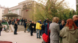 Warszawa, 1 10 99 r. Kolejka chętnych pod kinem "Skarpa", by złożyć zamówienia na Warszawski Festiwal Filmowy. PAP/ R. Pietruszka