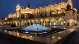 Kraków, 29.03.2020. Sukiennice na Rynku Głównym w Krakowie. Fot. PAP/Ł. Gągulski