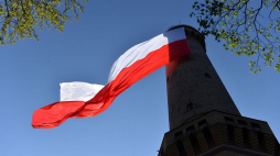 Największa flaga w Polsce zawisła na latarni morskiej w Świnoujściu. 02.05.2020. Fot. PAP/M. Bielecki