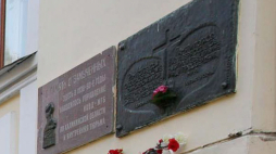 Tablice na budynku w Instytutu Medycznego w Twerze (d. Kalinin). PAP/P. Supernak