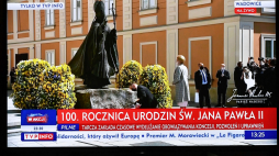 Transmisja udziału prezydenta Rzeczypospolitej Polskiej Andrzeja Dudy (L) wraz z małżonką Agatą Kornhauser-Dudą (2L) w obchodach 100. rocznicy urodzin św. Jana Pawła II. Fot. PAP/P. Nowak