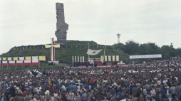 Gdańsk 11.06.1987. III pielgrzymka papieża Jana Pawła II do Polski. Nz. spotkanie Ojca Świętego z młodzieżą pod pomnikiem Bohaterów Westerplatte. PAP/I. Sobieszczuk