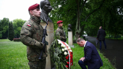 Prezydent Andrzej Duda składa wieniec przy popiersiu Wincentego Witosa w Parku Jordana w Krakowie. Fot. PAP/Ł. Gągulski