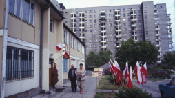 Warszawa 27.05.1990. Wybory do rad gmin przeprowadzone po uchwaleniu 8 marca 1990 r. przez Sejm ustawy o samorządzie gminnym. Na zdj. obwodowa komisja wyborcza w dzielnicy Mokotów (Służew nad Dolinką). Fot. PAP/I. Sobieszczuk 