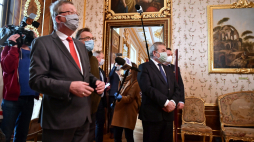 Wicepremier, minister kultury i dziedzictwa narodowego Piotr Gliński (2P) oraz dyrektor stołecznego Zamku Królewskiego Wojciech Fałkowski (2L) podczas prezentacji nowej trasy zwiedzania muzeum Zamku Królewskiego - Trasy Królewskiej. Fot. PAP/A. Lange