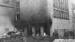 Radom, 1976-06. Czerwiec 1976 - kolejna fala strajków i protestów, które wybuchły po ogłoszeniu przez rząd Piotra Jaroszewicza wprowadzenia drastycznych podwyżek cen urzędowych na niektóre artykuły konsumpcyjne. Nz. zniszczony budynek Komitetu Wojewódzkiego (KW) w Radomiu. Dokładny dzień nieustalony. Fot. PAP-reprodukcja 
