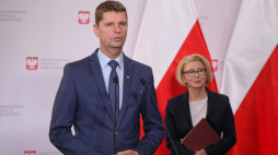 Warszawa, 01.06.2020. Minister edukacji Dariusz Piontkowski (L) oraz sekretarz stanu w MEN Marzena Machałek (P) podczas konferencji prasowej nt. organizacji roku szkolnego 2019/2020 do wakacji oraz letniego wypoczynku, 1 bm. w MEN w Warszawie. Fot. PAP/P. Supernak