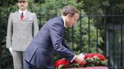 18 06 2020, Londyn. Prezydent Francji Emmanuel Macron składa kwiaty na monumencie gen. Charles’a de Gaulle’a. Fot. PAP/EPA