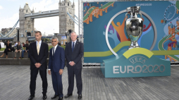 21 09 2016. Londyn. Od lewej: prezydent europejskiej federacji piłkarskiej UEFA Aleksander Čeferin, burmistrz Londynu Sadiq Khan i przewodniczący English Football Association Greg Clarke podczas prezentacji logo Mistrzostw Europy w Piłce Nożnej 2020. Fot. PAP/EPA 