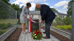 Wiśniewo, 19.06.2020. Podsekretarz stanu w Ministerstwie Kultury i Dziedzictwa Narodowego, generalny konserwator zabytków Magdalena Gawin (L) i członek rodziny Krasuskich Zbigniew Krasuski (P) podczas odsłonięcia kamienia upamiętniającego Zofię i Feliksa Bogusława Krasuskich z Tworek w ramach projektu Instytut Pileckiego „Zawołani po imieniu” w Wiśniewie. Fot. PAP/P. Piątkowski