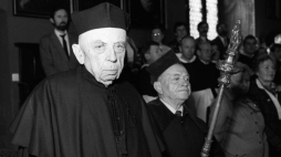 Kraków 12.10.1990. Uroczystość nadania tytułu doctora honoris causa Uniwersytetu Jagiellońskiego profesorowi Józefowi Marii Bocheńskiemu OP (nz. L), w budynku Collegium Maius. Fot. PAP/M. Sochor