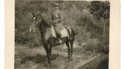 Związany z Białymstokiem por. Wacław Wasiak; zdj. (1936) ze służby w 42. Pułku Piechoty, widoczna odznaka pułkowa. Dostał się do niewoli sowieckiej w południowo-wschodniej Polsce. Trafił do obozu w Starobielsku. Zamordowany w Charkowie, pochowany w Piatichatkach. Odznaczony Medalem Brązowym za Długoletnią Służbę. Źródło: Muzeum Pamięci Sybiru