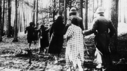 Palmiry. Niemieccy żołnierze prowadzą kobiety na rozstrzelanie. Źródło: NAC