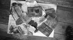 Warszawa, Palmiry, 1946-04-18. Rzeczy osobiste znalezione podczas ekshumacji zwłok Mieczysława Niedziałkowskiego, redaktora naczelnego dziennika Polskiej Partii Socjalistycznej Robotnik, zamordowanego w czerwcu 1940 w Palmirach, gdzie hitlerowcy dokonywali masowych egzekucji Polaków i Żydów. Fot. PAP/B. Lambach