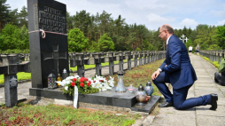 Palmiry, 21.06.2020. Zastępca prezesa IPN Mateusz Szpytma przy grobie Janusza Kusocińskiego w Palmirach pod Warszawą, 21 bm. Mateusz Szpytma oddał cześć Polakom zamordowanym przez Niemców w Palmirach w ramach akcji AB, w 80. rocznicę zbrodni na Macieju Rataju i Mieczysławie Niedziałkowskim. Fot. PAP/P. Nowak