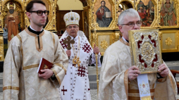 Przemyśl, 19.04.2020. Metropolita przemysko-warszawski obrządku greckokatolickiego arcybiskup Eugeniusz Popowicz (2L) podczas liturgii wielkanocnej w greckokatolickim soborze archikatedralnym w Przemyślu, 19 bm. Zgodnie z kalendarzem juliańskim wierni Kościołów wschodnich obchodzą Wielkanoc. Ze względu na epidemię koronawirusa celebracje mają ograniczony charakter. Fot. PAP/D. Delmanowicz