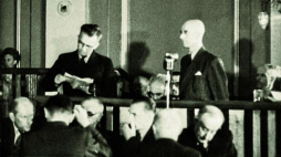 Konfrontacja podczas procesu moskiewskiego gen. Leopolda Okulickiego z Janem Stanisławem Jankowskim. Źródło: IPN