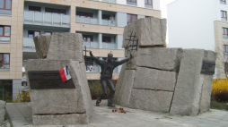 Pomnik Ku Czci Pomordowanych w Praskich Więzieniach 1944–1956, znajdujący się przy ul. Namysłowskiej 6, w miejscu więzienia karno-śledczego nr III w Warszawie. Źródło: Wikipedia Commons