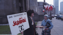 Warszawa 04.06.1989. Wybory parlamentarne (tzw. Wybory czerwcowe, Wybory do Sejmu Kontraktowego). Nz. punkt informacyjny Komitetu Obywatelskiego Solidarność, przed Pałacem Kultury i Nauki. Fot. PAP/I. Sobieszczuk