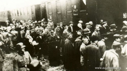 Więźniowie z pierwszego transportu Polaków do KL Auschwitz na dworcu kolejowym w Tarnowie. Fot. Państwowe Muzeum Auschwitz-Birkenau