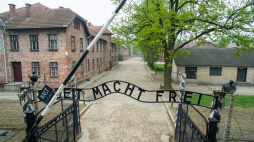 Teren byłego niemieckiego nazistowskiego obozu koncentracyjnego Auschwitz. Fot. PAP/S. Mielnik