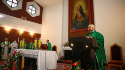Msza święta inaugurująca obchody 80. rocznicy pierwszego transportu polskich więźniów do KL Auschwitz we franciszkańskim Centrum św. Maksymiliana w Harmężach. Fot. PAP/Ł. Gągulski