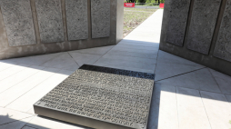 Białystok, 25.06.2020. Uroczyste odsłonięcie miejsca pamięci na dawnym cmentarzu ewangelicko-augsburskim na Rynku Siennym w Białymstoku. PAP/A. Reszko