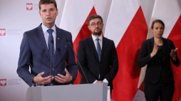 Minister edukacji narodowej Dariusz Piontkowski (L) i dyrektor Centralnej Komisji Egzaminacyjnej Marcin Smolik (2L) w siedzibie MEN. Fot. PAP/L. Szymański