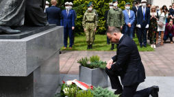 Lublin, 15.06.2020. Prezydent Andrzej Duda składa kwiaty pod pomnikiem papieża Jana Pawła II i kardynała Stefana Wyszyńskiego przed siedzibą KUL w Lublinie. PAP/W. Jargiło