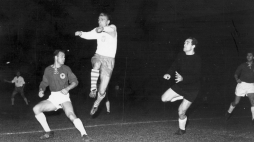 Mecz Polska – NRF: w środku piłkarz reprezentacji Polski Ernest Pohl. Warszawa, 08.10.1961. Fot. PAP/CAF/Z. Matuszewski