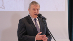 Sulejówek, 10.06.2020. Wicepremier, minister kultury i dziedzictwa narodowego Piotr Gliński podczas uroczystości wręczenia tablic upamiętniających stulecie Bitwy Warszawskiej w Muzeum marszałka Józefa Piłsudskiego w Sulejówku. PAP/P. Supernak