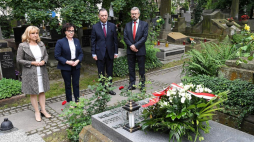 Od lewej: posłanka PiS Elżbieta Duda, marszałek Sejmu Elżbieta Witek, wnuk profesora Romana Ingardena Krzysztof Ingarden oraz prof. Leszek Sosnowski podczas złożenia kwiatów na grobie Romana Ingardena w 50. rocznicę jego śmierci na krakowskim Cmentarzu Rakowickim. Fot. PAP/J. Bednarczyk