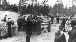 Obdukcja zwłok polskich oficerów zamordowanych w Katyniu w 1940 r. Katyń, Rosja, 1943 r. Fot. PAP/CAF/Reprodukcja