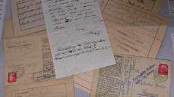 Oświęcim, 27.01.2018. Wystawę "Listy... Kolekcja Władysława Ratha" otwarta w budynku dawnego bloku numer 12 na terenie byłego kompleksu KL Auschwitz.  PAP/J. Bednarczyk