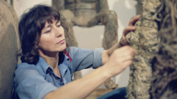 Warszawa 1975. Rzeźbiarka Magdalena Abakanowicz w pracowni, wśród swoich rzeźb z tkanin - abakanów. Fot. PAP/J. Michlewski