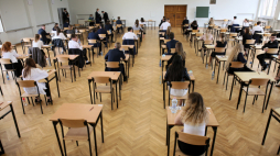 Uczniowie I LO im T. Kościuszki w Gorzowie Wielkopolskim przed rozpoczęciem egzaminu maturalnego. Fot. PAP/L. Muszyński