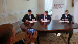 Wicepremier, minister kultury i dziedzictwa narodowego Piotr Gliński (P), marszałek woj. małopolskiego Witold Kozłowski (C) i wicemarszałek woj. małopolskiego Łukasz Smółka (L) podczas uroczystości podpisania listu intencyjnego ws. współprowadzenia przez MKiDN Muzeum Tatrzańskiego im. dra Tytusa Chałubińskiego. Fot. PAP/M. Marek