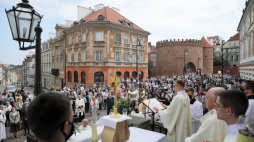  Warszawa, 11.06.2020. Arcybiskup metropolita warszawski, kardynał Kazimierz Nycz (3P) podczas procesji Bożego Ciała.  PAP/L. Szymański