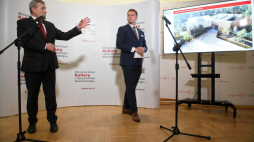 Wiceprezes Rady Ministrów, minister kultury i dziedzictwa narodowego Piotr Gliński (L) oraz dyrektor Biura Programu Niepodległa Jan Kowalski (P) podczas konferencji prasowej zapowiadającej obchody stulecia wojny polsko-bolszewickiej i Bitwy Warszawskiej. Fot. PAP/R. Pietruszka