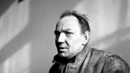 Kraków ok. 1982. Nowa Huta. Piotr Ożański, przodownik pracy, członek Związku Młodzieży Polskiej i PZPR, murarz, budowniczy Nowej Huty. Sportretowany przez Andrzeja Wajdę w filmie pt. Człowiek z marmuru, jako Mateusz Birkut. Fot. PAP/Stanisław Gawliński