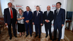 Wicepremier, minister kultury i dziedzictwa narodowego Piotr Gliński (C), brat ks. Jerzego – Józef Popiełuszko (2L), marszałek województwa podlaskiego Artur Kosicki (2P) podczas uroczystości podpisania listu intencyjnego ws. powołania Muzeum Błogosławionego Księdza Jerzego Popiełuszki w Okopach – Oddziału Muzeum Podlaskiego w Białymstoku. Fot. PAP/M. Marek