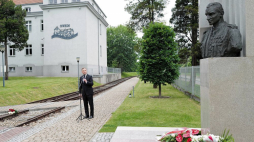 Prezydent Andrzej Duda złożył kwiaty przed popiersiem rotmistrza Witolda Pileckiego na terenie Małopolskiej Uczelni Państwowej w Oświęcimiu podczas uroczystości upamiętnienia 80. rocznicy pierwszego transportu polskich więźniów do KL Auschwitz. Fot. PAP/A. Grygiel