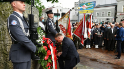 Prezydent Andrzej Duda złożył kwiaty przed pomnikiem upamiętniającym robotniczy protest, do którego doszło 25 czerwca 1976 r. w Radomiu. 25.06.2020. Fot. PAP/W. Jargiło