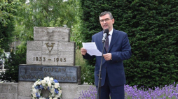 Ambasador RP w RFN Andrzej Przyłębski podczas uroczystości w Berlinie upamiętniającej pierwszy transport Polaków do niemieckiego obozu Auschwitz. 14.06.2020. Fot. Ambasada RP w Berlinie