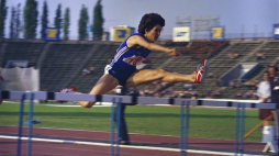 Grażyna Rabsztyn, która poprawiła własny rekord świata w biegu na 100 m przez płotki przebiegając ten dystans w czasie 12,36 s. XXVI Lekkoatletyczny Memoriał im. Janusza Kusocińskiego. Warszawa, 13.06.1980. Fot. PAP/L. Łożyński