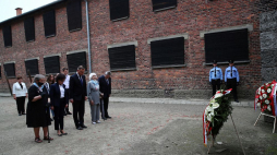 Europoseł PiS Beata Szydło (L), byłe więźniarki obozu Barbara Wojnarowska-Gautier (2L) i Lucyna Adamkiewicz (4P), wicepremier, minister kultury i dziedzictwa narodowego Piotr Gliński (3P), prezydent Andrzej Duda (5P) oraz marszałek Sejmu Elżbieta Witek (3L) składają wieńce pod Ścianą Straceń na dziedzińcu bloku 11 w byłym obozie Auschwitz I. 14.06.2020. PAP/Ł. Gągulski