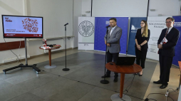 Prezes IPN Jarosław Szarek (P), dyrektor Biura Edukacji Narodowej IPN Adam Hlebowicz (L) i autorka wystawy Paulina Żak (C) podczas konferencji prasowej nt. obchodów 40. rocznicy powstania NSZZ „Solidarność” w Centrum Edukacyjnym IPN w Warszawie. Fot. PAP/T. Gzell