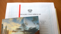 Czelatyce, 19.06.2019. Świadectwa szkolne wręczone podczas zakończenia roku szkolnego w wiejskiej Szkole Podstawowej w Czelatycach (woj. podkarpackie).  PAP/D. Delmanowicz