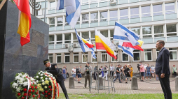 Wiceprezydent Białegostoku Rafał Rudnicki (P) podczas obchodów 79. rocznicy spalenia Wielkiej Synagogi w Białymstoku przy pomniku-kopule. Fot. PAP/A. Reszko